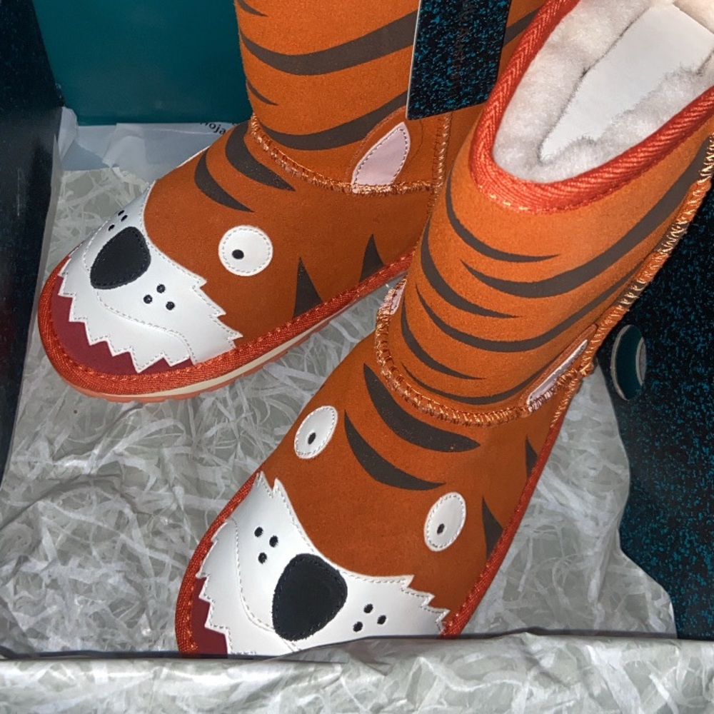 Tiger kid size 2 emu boots